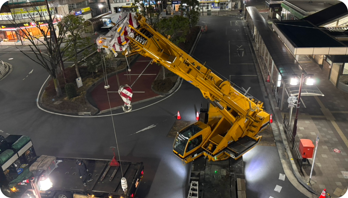 夜間のクレーン工事